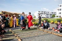 Du khách trải nghiệm múa sạp tại "Phiên chợ xưa" trong hành trình trải nghiệm và khám phá Thành phố Cà-phê ở Bảo tàng Thế giới Cà-phê dịp Tết Nguyên đán 2023 tại Đắk Lắk. (Ảnh: Công Lý)