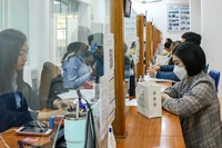 Người lao động thực hiện thủ tục về bảo hiểm thất nghiệp tại Trung tâm Dịch vụ việc làm Hà Nội. (Ảnh: Nhật Quang)