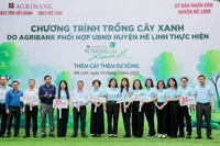 Các đại biểu tham dự sự kiện chụp ảnh lưu niệm.