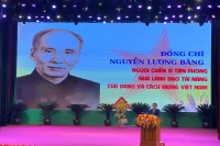 Đồng chí Trần Đức Thắng, Ủy viên Trung ương Đảng, Bí thư Tỉnh ủy Hải Dương đọc diễn văn kỷ niệm. (Ảnh: dangcongsan.vn)