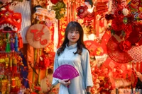 [Ảnh] Người dân Hà Nội nhộn nhịp du xuân tại Chợ hoa Hàng Lược