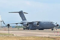 Máy bay quân sự cỡ lớn C-17 của Không quân Ấn Độ tại sân bay Mae Sot. (Ảnh: NBT)