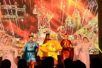 Biểu diễn văn nghệ chào mừng liên hoan.