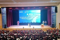 Toàn cảnh diễn đàn.