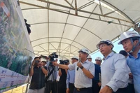Bộ trưởng Giao thông vận tải kiểm tra hiện trường và nghe báo cáo về tình hình triển khai các dự án đường bộ cao tốc Bắc - Nam.