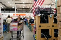 Khách hàng mua sắm tại một siêu thị ở Foster City, California, Hoa Kỳ, ngày 10/4/2024. (Ảnh minh họa: Xinhua)