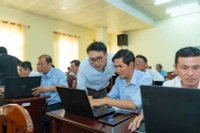 Các giáo viên đến từ Cần Thơ thực hành sử dụng công cụ AI tạo sinh.