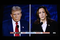 Cựu Tổng thống Mỹ Donald Trump (trái) và Phó Tổng thống Kamala Harris trong cuộc tranh luận trực tiếp tại thành phố Philadelphia tối 10/9/2024. Ảnh: TTXVN