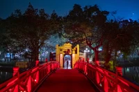 Ánh đỏ của cầu Thê Húc dẫn vào đền Ngọc Sơn quen thuộc trong nhiều năm.