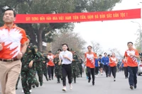 Các đoàn chạy vòng quanh quảng trường Nguyễn Tất Thành, thành phố Tuyên Quang.