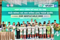 Đại diện Ban tổ chức cùng đại diện các cầu thủ nhí tham dự giải đấu. 