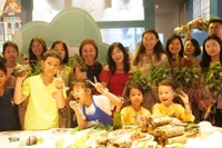 Khách mời tham dự chương trình chụp ảnh kỷ niệm.