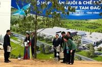Các đại biểu trồng cây lưu niệm tại dự án.