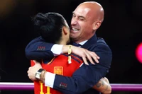 Chủ tịch RFEF Luis Rubiales ăn mừng cùng các cầu thủ Tây Ban Nha sau khi giành chức vô địch World Cup nữ 2023. (Ảnh: Getty)