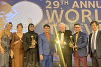 Ông Graham Cooke - Chủ tịch Hội đồng giải thưởng World Golf Awards 2022 trao cúp vinh danh cho đoàn Việt Nam. (Ảnh: Trịnh Thành)