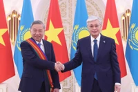 Tổng thống Kassym-Jomart Tokayev trao Huân chương Hữu nghị hạng Nhất của Kazakhstan tặng Tổng Bí thư Tô Lâm. (Ảnh: TTXVN)