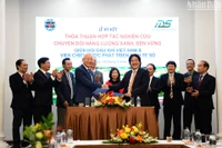 Lãnh đạo Viện Chiến lược phát triển kinh tế số và Hội Dầu khí Việt Nam ký kết thỏa thuận hợp tác. (Ảnh: THẾ DƯƠNG)