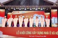 Các đại biểu tiến hành lễ khởi công hơn 1.000 căn hộ nhà ở xã hội tại Thừa Thiên Huế.