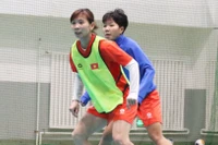 Trần Thị Thùy Trang tập luyện cùng các đồng đội. (Ảnh: VFF)