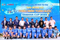 Đại diện ban tổ chức cùng nhà tài trợ chụp ảnh lưu niệm cùng các cầu thủ thiếu niên tại buổi họp báo. 