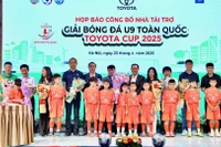 Ban tổ chức cùng đại diện các cầu thủ nhí tại buổi họp báo công bố giải đấu, diễn ra sáng 23/4.