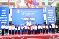 Lãnh đạo Tỉnh đoàn Đắk Lắk và Huyện ủy Cư M’gar trao tặng học bổng cho những học sinh có hoàn cảnh khó khăn tại Lễ ra quân Tháng Thanh niên năm 2023.
