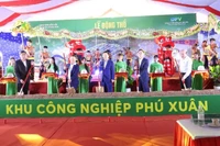 Phó Thủ tướng Chính phủ Trần Hồng Hà và các đại biểu động thổ khởi công dự án đầu tư xây dựng và kinh doanh kết cấu hạ tầng Khu công nghiệp Phú Xuân.
