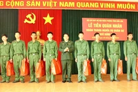 Lãnh đạo Bộ đội Biên phòng tỉnh Đắk Lắk tặng quà quân nhân hoàn thành nghĩa vụ quân sự. Ảnh: Việt Đức