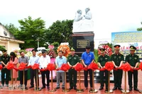Đại diện các đơn vị cắt băng khánh thành tượng đài “Bác Hồ với chiến sĩ Biên phòng”.
