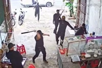 Các đối tượng xông vào đập phá quán phở trên địa bàn xã Ea Đar vào sáng 26/5.