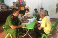 Lực lượng Công an ở Đắk Lắk tuyên truyền, vận động nhân dân nâng cao cảnh giác trước tình hình nhiều đối tượng giả danh công an tỉnh gọi điện để lừa đảo chiếm đoạt tài sản.