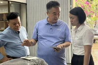 Đại diện doanh nghiệp Hàn Quốc kiểm tra lô hàng 500kg trà cascara được làm từ vỏ cà-phê đặc sản của Simexco DakLak trước khi xuất khẩu sang thị trường Hàn Quốc.