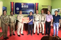 Đại diện Công an tỉnh Đắk Lắk tặng quà cho Công an tỉnh Mondulkiri. (Ảnh: Công an tỉnh Đắk Lắk)