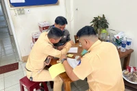 Lực lượng cảnh sát giao thông lập biên bản vi phạm đối với tài xế Thông. 