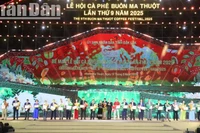 Lãnh đạo tỉnh Đắk Lắk tặng Bằng khen của Ủy ban nhân dân tỉnh cho các tập thể, cá nhân có thành tích xuất sắc trong lễ hội.