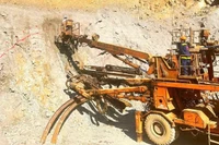 Nhánh phải phía đông hầm Phượng Hoàng (trên địa phận tỉnh Khánh Hòa) thuộc gói thầu XL01 dự án cao tốc Khánh Hòa-Buôn Ma Thuột đã khoan những mũi đầu tiên để mở cửa hầm. 