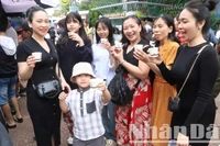 Nhiều người dân và du khách hết sức phấn khởi khi được thưởng thức cà-phê miễn phí dịp Lễ hội Cà-phê Buôn Ma Thuột lần thứ 9 năm 2025.