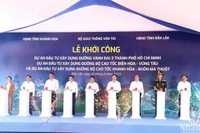 Lãnh đạo Văn phòng Quốc hội, Bộ Giao thông vận tải, tỉnh Đắk Lắk và tỉnh Khánh Hòa ấn nút khởi công Dự án đầu tư xây dựng đường bộ cao tốc Khánh Hòa-Buôn Ma Thuột.