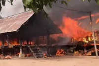 Do hai ngôi nhà sàn đều làm bằng gỗ tự nhiên nên ngọn lửa bùng phát dữ dội.