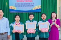 Ban Giám hiệu Trường Trung học cơ sở Lê Hồng Phong tuyên dương, khen thưởng đột xuất ba em học sinh có hành động đẹp, nhặt được của rơi, trả lại người đánh mất.