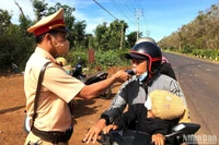Lực lượng cảnh sát giao thông kiểm tra nồng độ cồn người điều khiển xe máy.
