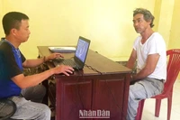 Đối tượng Võ Tấn Thanh Sơn được dẫn giải về Công an thị xã Buôn Hồ.