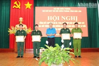 Phó Chủ tịch Ủy ban nhân dân tỉnh Đắk Lắk Võ Văn Cảnh tặng Bằng khen của Ủy ban nhân dân tỉnh cho các tập thể, cá nhân có thành tích xuất sắc trong chuyên án.