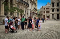 Khách du lịch tham quan La Habana, Cuba. (Ảnh tư liệu: AFP/TTXVN)