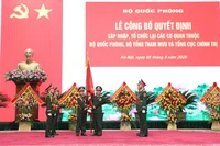 Đại tướng Phan Văn Giang trao Quân kỳ Quyết thắng cho Cục Chính sách-Xã hội, Tổng cục Chính trị Quân đội nhân dân Việt Nam Việt Nam. Ảnh Bộ Quốc phòng