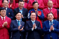 Chủ tịch nước Võ Văn Thưởng chụp ảnh cùng các vận động viên, huấn luyện viên tiêu biểu của Đoàn thể thao Việt Nam tại SEA Games 32. (Ảnh: Hồng Quân)