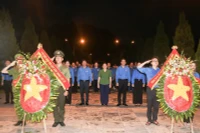 Tuổi trẻ Thanh Hóa viếng các anh hùng, liệt sĩ ở Nghĩa trang Liệt sĩ quốc tế Đồng Tâm, huyện miền núi Bá Thước.