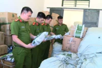 Lực lực chức năng kiểm tra tang vật thu giữ.