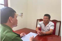Công an xét hỏi đối tượng có hành vi đánh người.