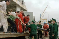 Lực lượng chức năng cứu hộ nạn nhân hôn mê.